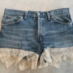 Säljer dessa as snygga replay jeans shortsen! Skriv vid intresse eller frågor!