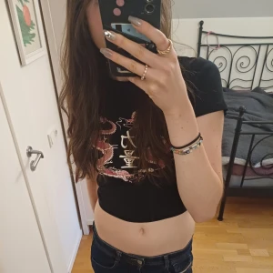 2-pack svart och vit kropade tröjor💕 - Använd svart och vit kropade t-shirts med en drake. Köpta från new yorker🥰 Kan även köpas separat❤️