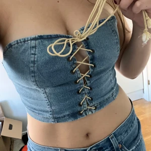 Jeanstopp - Säljer en jättefin snörad topp i jeans då den inte kommer till användning. Jättebra kvalitet och den passar nog flera storlekar då man kan snöra den olika hårt💙