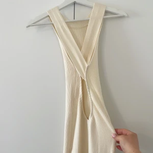 LXA midiklänning - Beige stretchig midiklänning från LXA, fina detaljer på ryggen och en slits på vänster sida. Använd 1 gång.