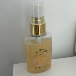 Glowig bodymist - Bodymist med lite glitter från Gold Toghether, använd några fåtal ggr💗