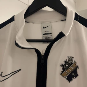 AIK tröja - Tjena! Säljer nu min stilrena aik tröja. Tröjan är knappt använd och är i toppskick, pris kan diskuteras ☺️