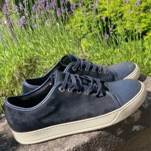 Lanvin - Ett par Lanvins i storlek 42 passar upp till 43| skicket är 8/10 eftersom de är lite smutsiga och lite creasade men där av ett bra pris|