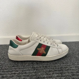 Gucci Ace bee - ett par riktigt sköna gucci ace bee i ett ganska bra skick! i storlek 42 men passar även 42,5!!hör gärna av er vid fler frågor&bilder!🤩🙌🏽