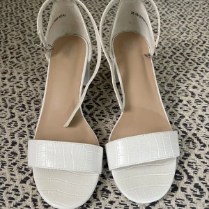Vita klackar  - Ett par söta vita klackar som också är bekväma att gå i, aldrig använda förutom att jag testat gått i dom lite ibland❣️