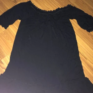 Svart lös klänning - Bra skick, sitter väldigt löst och är bekväm, storlek M från gina tricot.