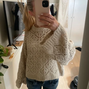 Stickad tröja  - Den mysigaste stickade tröjan men kommer tyvärr inte till användning💝💝💖🎀🌸🌸💞💞