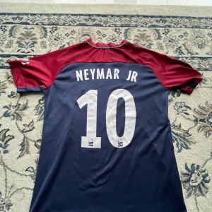 PSG Nike NEYMAR.jr 2018 hemmatröja  - Säljer en psg Nike hemmatröja i använt skick! Se bilder! I övrigt fin tröja👍 Hör av er vid frågor.