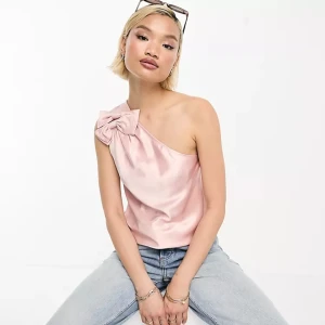 Rosa satin topp! - Jättefin rosa satin tröja i perfekt skick. Köpt från en annan tjej på plick men säljer vidare då den inte passade mig så bra. Tredje bilden är lånad av tidigare ägare. Passar jättebra till festliga tillfällen eller när man vill. Skriv kring frågor!💓