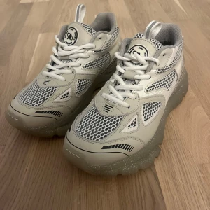 Argigato skor 37 - Fina nästan oanvända skor från Axel Arigato, i modell Marathon Runner. Storlek 37  Kan mötas upp i Stockholm.