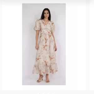 Sommarklänning  - Fin sommarklänning som är en nyhet för i år. Klänningen är bara använd två gånger. Nypris är 999kr 💞 Bilderna är lånade för att ge en bättre bild av hur klänningen ser ut på 🌸