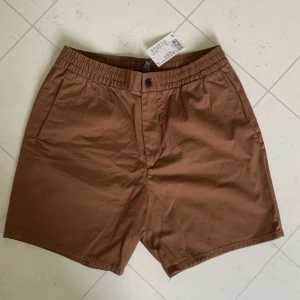 Bruna shorts - Bruna shorts i storlek S. Nya med prislapp. 🌸skriv gärna vid frågor.