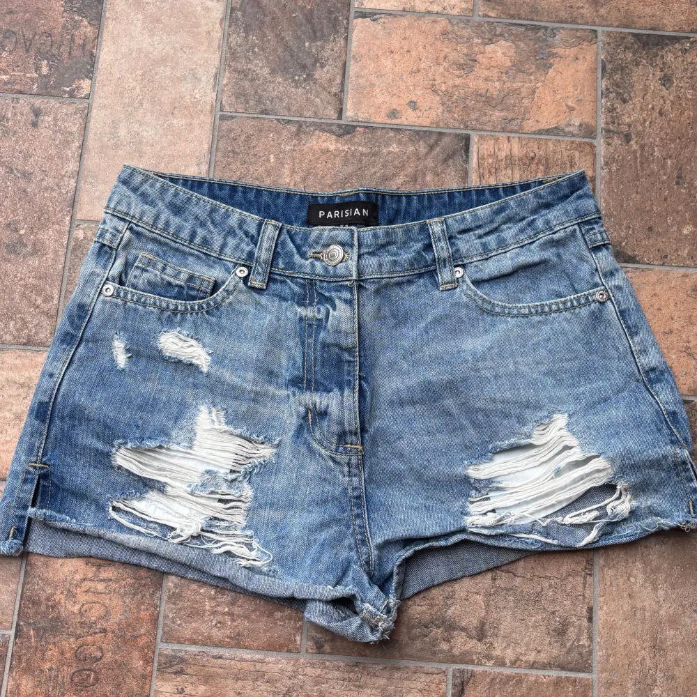 Snygga jeansshorts med slitningar!!. Shorts.