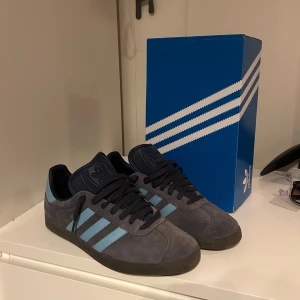 adidas gazelle - Säljer ett par fräscha adidas gazelle, använda ett fåtal gånger så i väldigt bra skick. inköpta för 1399🤝🏻 kan ta byten mot vad som