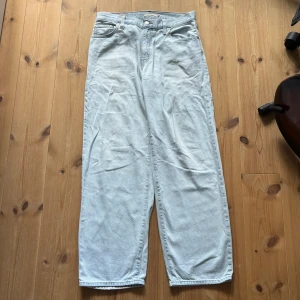  Levis Baggy jeans  - Säljer ett par riktigt snygga baggy levis jeans som tyvärr inte passar min längre. De är nästan helt i nyskick, bara lite skadat vid hälet men det syns inte. Dem är=waist:39 cm Length 100 cm. Passade mig när jag var runt 160cm! Kostar runt 1300 nytt!