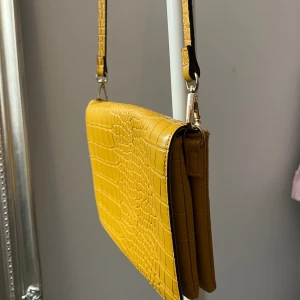 Gul väska   - Aldrig använd. Väldigt fint skick.