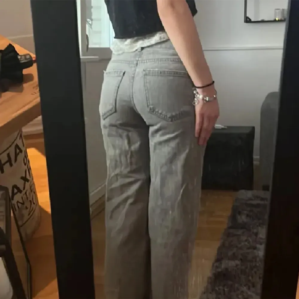 Säljer dessa superfina lågmidjade jeansen från Gina Tricot i storlek 32 då de inte kommer till användning!💗 Bra skick, endast lite slitna längst ner i benen! Pris kan diskuteras, tryck på köp nu💗Nypris: 500kr. Jeans & Byxor.