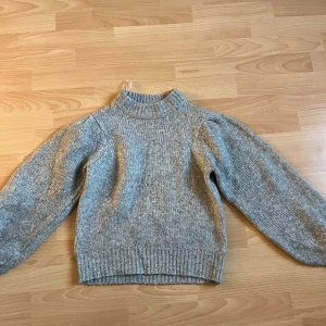 Grå stickad tröja  - Gosig och varm grå stickad tröja som säljs pga av att jag växt ur den!!😚💝 