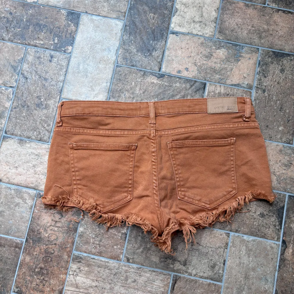 As coola jeansshorts med slitningar, lowwaisted🥰🥰. Shorts.