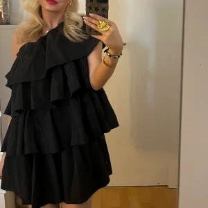 Volang klännimg - Säljer denna snygga Volang klänning!!