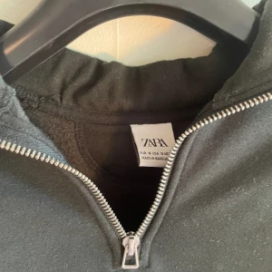 Zara-Halfzip - Tja, säljer nu min halfzip tröja från zara som endast använts ett fåtal gånger så inga defekter. Hör av dig för mer info🫵