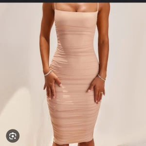 OhPolly klänning (oanvänd) - Slutsåld OhPolly klänning i modellen First Date Rushed Mesh Bodycon Knee Length Dress. Aldrig använd, saknar lappar. Ordinarie pris: 550 kr + frakt och tullavgifter