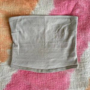  Bandeau top - En beige bandeau topp från Gina Tricot i storlek M 🩵