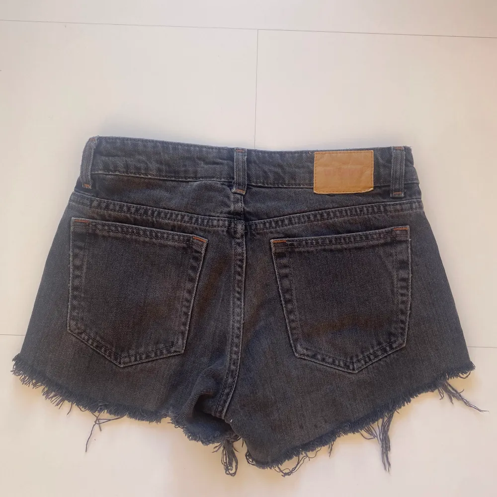 Säljer dessa superfina jeansshorts som jag klippt själv 🥰 Storlek 23 i midjan . Shorts.