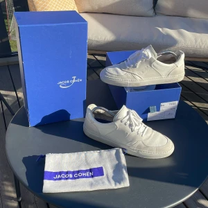 Jacob cohën skor - Schyssta skor från Jacob cohën i storlek 43‼️ Skorna är i bra skick förutom lite creasing och det finns inga defekter🙌🤩 Allt og medföljer, var inte rädd att höra av dig🙌