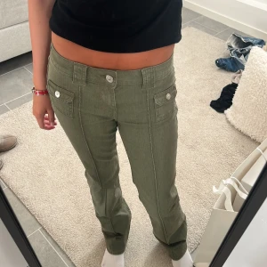Gröna jeans - Snygga gröna jeans från hm som inte kommer till användning då de tyvärr är för stora för mig😔😔 har sytt in de lite vid smalbenen hos en skräddare (se sista bild) men det går att sprätta upp!!
