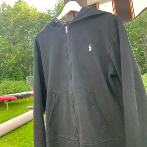 Ralph lauren zip hoodie  - Super fet Ralph lauren zip hoodie i slim fit  Fint skick bortsätt från ett litet hål som man kan se på bild 2 