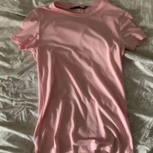 Topp - Jätte snygg rosa topp, aldrig använd💗 Har nån fläck ifrån butiken men går säkert bort i tvätten💘