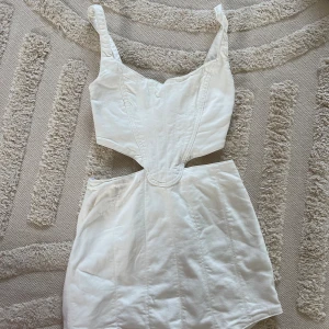 Zara klänning  - Otroligt fin till sommarens festivaler. Använd 2 ggr & tyvärr blivit för liten. Fint skick!