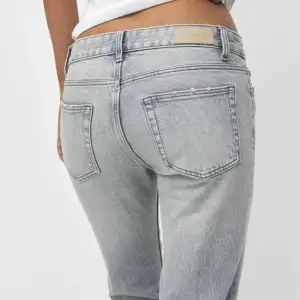 low waist gråa jeans från pull and bear, knappt använda & felfria🚀
