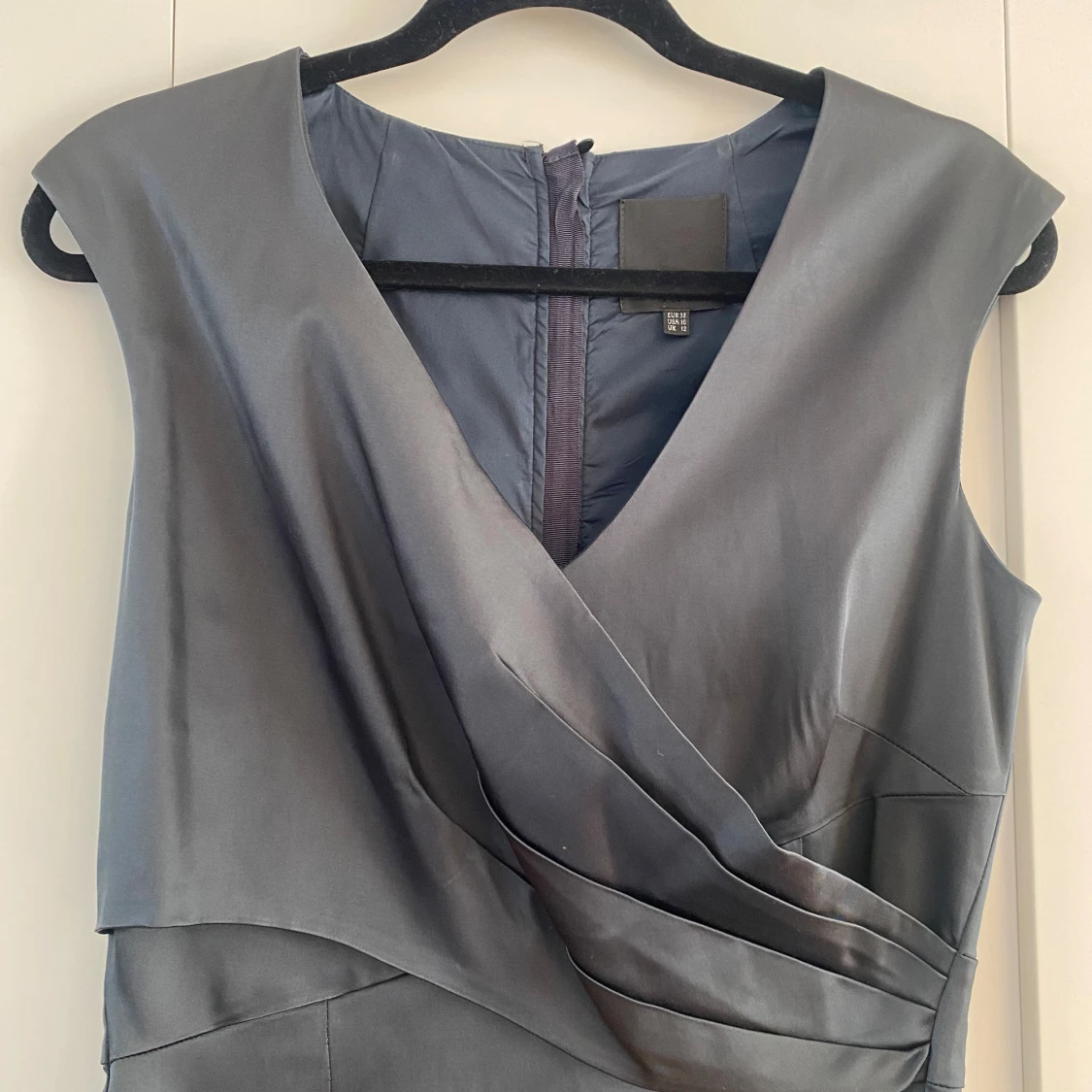 Svart glansig klänning i strl 38 från Inwear, modell Aleens - 90