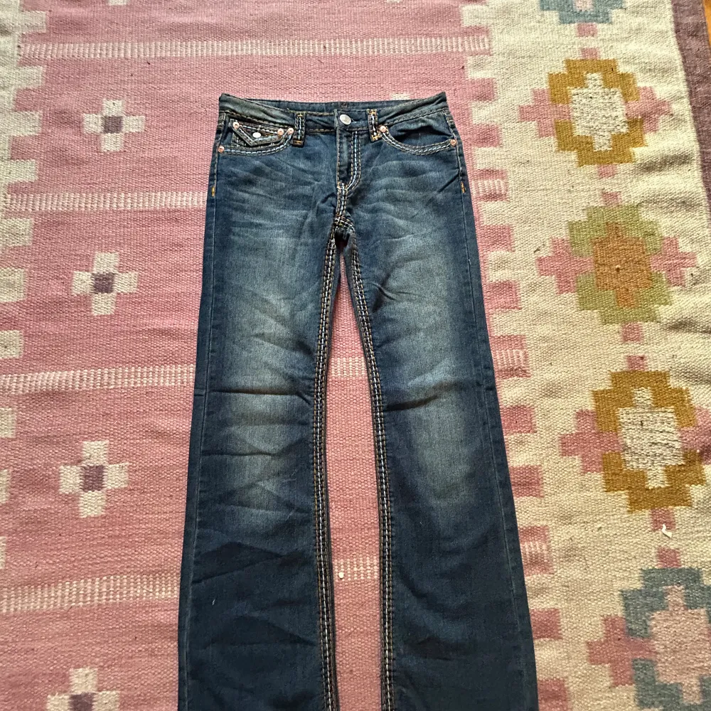 Säljer dom här true religon jeansen som tyvär inte passar helt perfekt i passformen/storleken. Storlek 30 men passar helt okej på mig som har storlek 26-27 i jeans. Jätte bra o fint skick :). Jeans & Byxor.