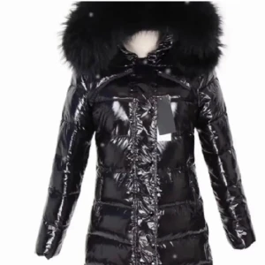 Vinterjacka glansig svart Luxeswe - Hej! Säljer min svarta vinterjacka från Luxeswe. Jackan är i bra form (inga skador), har användts bara en vinter. Priset kan diskuteras.(Ordp. 3300kr)  