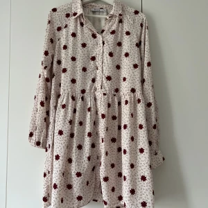 Klänning NA-KD - Klänning från NA-KD i storlek 36/S, normal och luftig i storleken.   Utan defekter eller andra anmärkningar.   