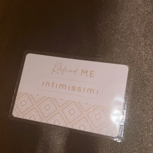 Intimissimi presentkort - Hej, jag vill sälja ett helt oanvänt present kort som har 350 kronor att spendera, finns inget jag vill ha där, och just nu har dem rea så man kan få bra grejer för priset! Helt oanvänt 