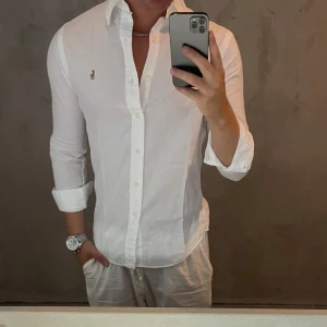 Ralph Lauren ”Oxford” skjorta - Hej, säljer nu min fina Ralph Lauren skjorta storlek S slimfit ”Chambray” oxford. Den är i nyskick och kommer vara otroligt snygg i sommar. Nypris 1600kr! Vi kommer att sälja liknande produkter nu i sommar så glöm inte följa profilen!🌊🍾