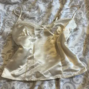 gulligt linne i satin från h&m som jag använt som sov linne 2 gånger💖 tyvärr är den för liten så måste sälja tyvärr, den är i storlek 32/xxs💖 säljer för 60kr