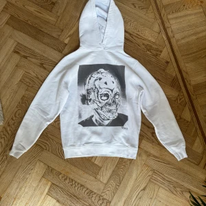 BE EDGY Hoodie - Tjena! Säljer nu denna vita BE EDGY Hoddie i storlek S. Den är i bra skick, däremot saknar den snodd. Om du har funderingar eller är behov utav ytterligare bilder, tveka inte att höra av dig!