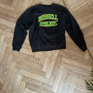Russell Athlete Tröja - Tjena! Säljer denna Russell Athlete tröja i storlek L. Använd enbart en gång. Har du funderingar eller är i behov utav ytterligare bilder, tveka inte att höra av dig!