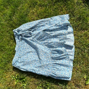 Blommig omlottkjol - Blommig kjol med knytning i sidan!