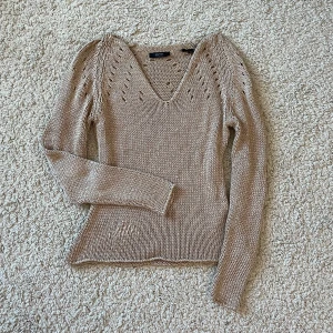 Långärmad tröja  - Snygg guldfärgad/beige virkad tröja från Esprit! Lite nopprig men annars fin💛