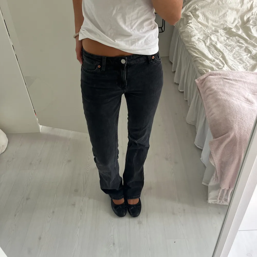 Svarta straight jeans . Jeans & Byxor.