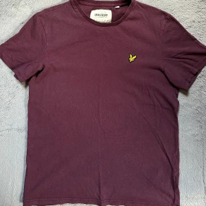 Lyle & scott t-shirt - Använd ett flertal tillfällen men är fortfarande i fint skick. Vinröd t-shirt i storlek S från märket Lyle & Scott.