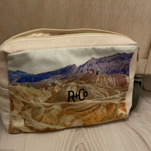 En jätte söt nessesär till sommaren och resor  - En fin nessesär till resande och sommaren. Rymde mycket och är andvänd fåtal gånger. Ni får med två stycken inpackningar från JOICO som hjälper och stärker ditt hår. 💞🔜❤️🔜😍