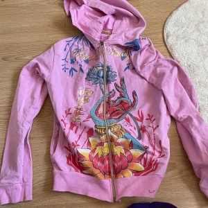 Ed Hardy Hoodie - kommer inte till användning längre :( står att storleken är 38 men den sitter mer som en 34 !