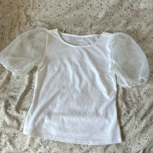 Fin puffärmad topp❤️ - Finn topp från Vila, något nopprig, därav priset. Vid frågor kom privat❤️